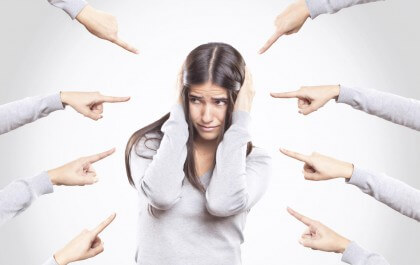 ir-de-victima-y-culpar-a-los-demas-de-todos-nuestros-problemas-es-lo-mas-facil-pero-tiene-serias-consecuencias-istock-420