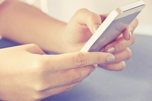 telephone-portable-shutterstock_180145376