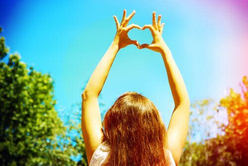 Femme-qui-forme-un-coeur