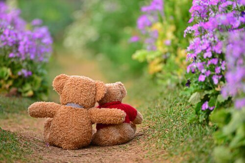 deux-ours-se-faisant-un-calin