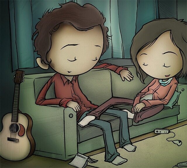 Couple-assis-dans-le-canape