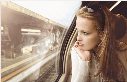 Femme-jeune-regardant-par-la-fenetre-du-train