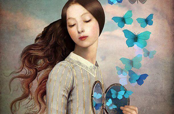 Femme-ouvrant-son-coeur-et-liberant-des-papillons