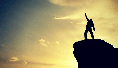 Homme-au-sommet-d-une-montagne