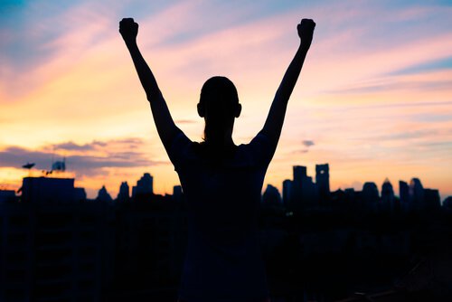 Personne-a-succes-levant-les-mains