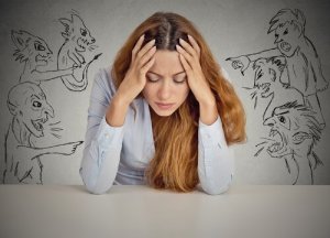 Juger les autres : une habitude fréquente chez les personnes frustrées