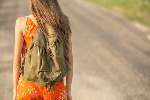 femme marchant sac a dos