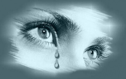 regard d'une femme qui pleure