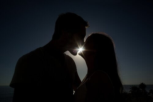 Baiser-couple-soir