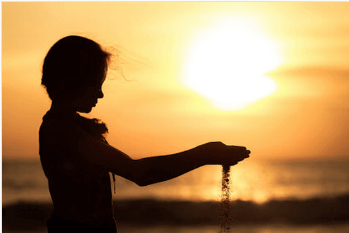 Enfant-avec-du-sable-dans-les-mains