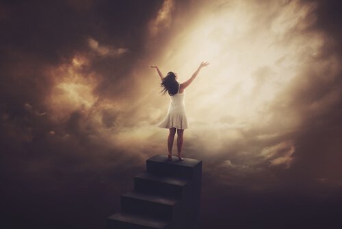 Femme-forte-en-haut-des-escaliers