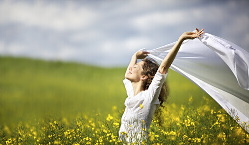 Femme-heureuse-habillee-en-blanc