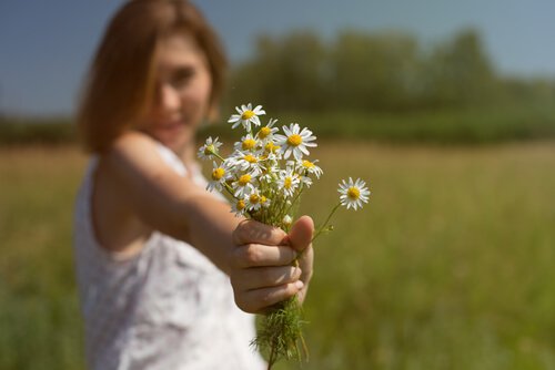 Femme-offrant-des-fleurs