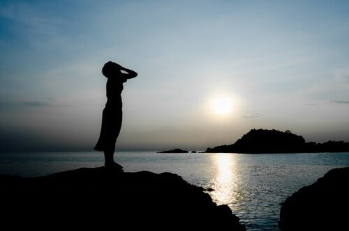 Femme-pleurant-le-soir