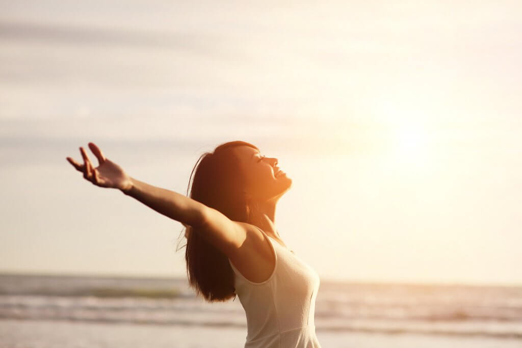 Femme-positive-ouvrant-ses-bras-1024x683
