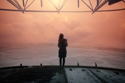 Femme-regardant-l-horizon