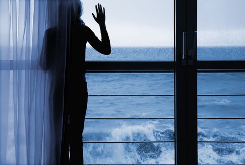 Femme-regardant-la-mer-par-la-fenetre