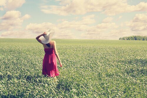 Femme-regardant-le-soleil