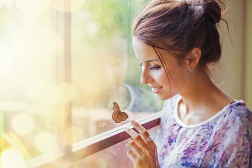 Femme-regardant-un-papillon