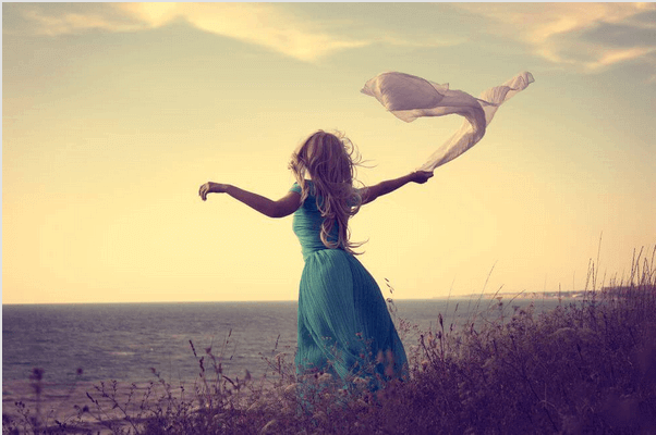 Femme-seule-avec-une-mouchoir-dans-un-champ