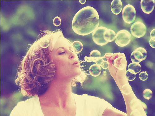 Femme-soufflant-sur-des-bulles