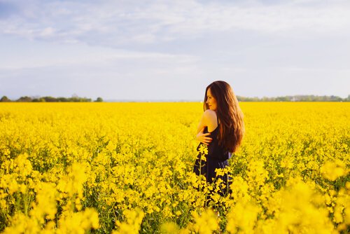 Jeune-fille-qui-prend-soin-d'elle