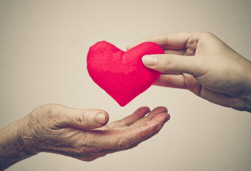 Main-d-une-personne-jeune-tenant-un-coeur