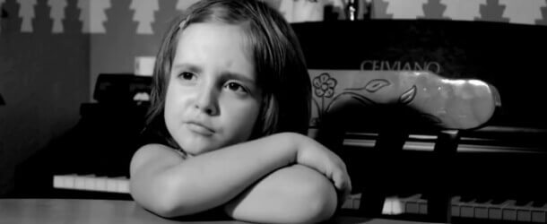 Niña-con-los-brazos-cruzados