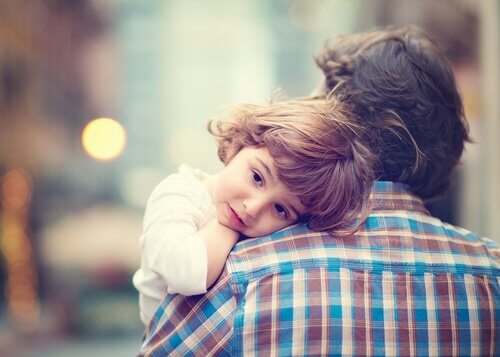 pere qui prend son enfant dans ses bras 