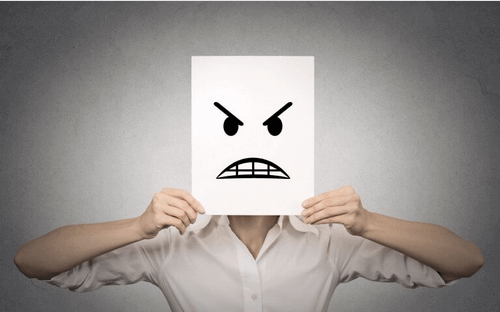 Personne-au-visage-enerve