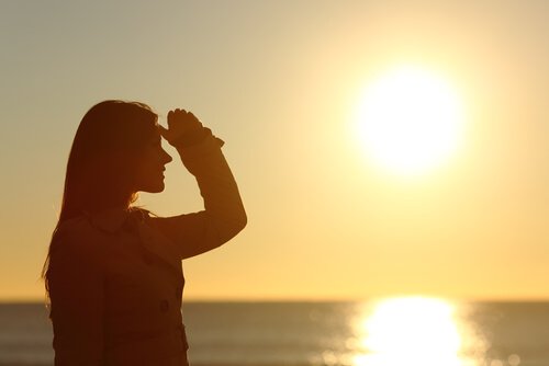 Silhouette-de-femme-regardant-l'horizon