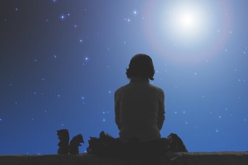 Silueta-hombre-mirando-a-la-luna