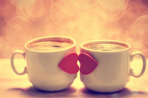 Tasses-s'embrassant