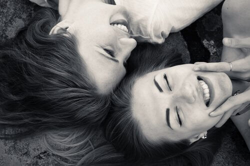 amies souriantes