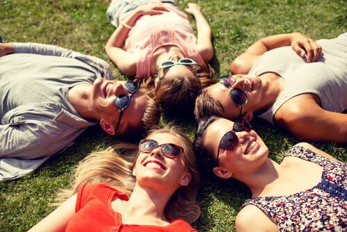 amis profitant du soleil