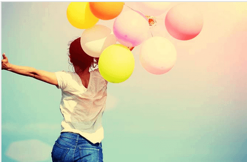 femme-ballons-heureuse