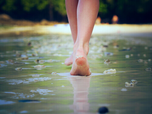 femme marchant sur l'eau