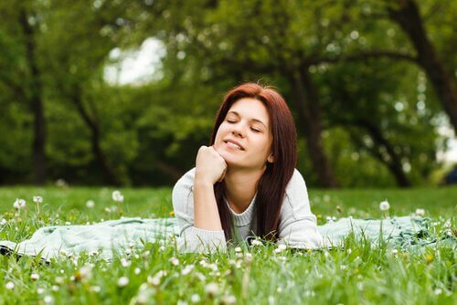 femme-pensant-dans-un-pre