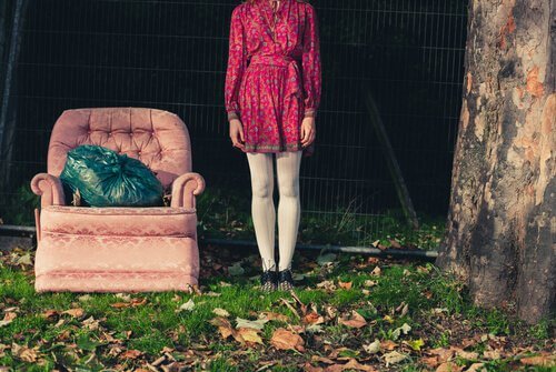 femme-rangeant-ses-affaires