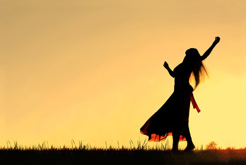 femme-remerciant-le-ciel
