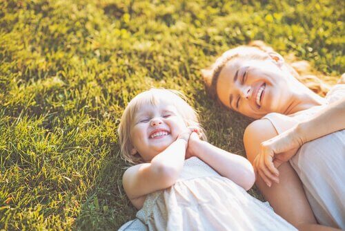 mere-fille-souriant-dans-l-herbe