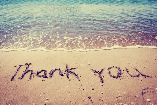 mot-merci-ecrit-sur-la-plage