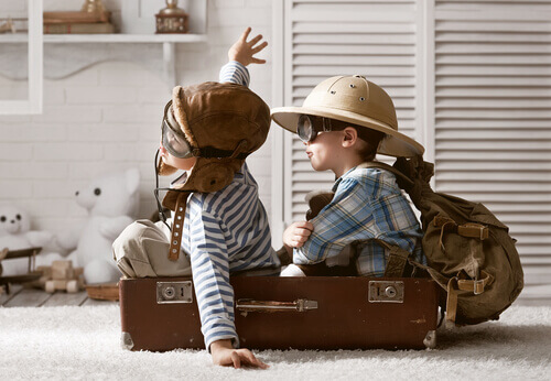 Enfants-jouant-sur-un-avion