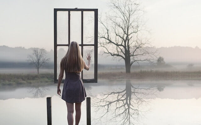 Femme-devant-une-fenetre-suspendue