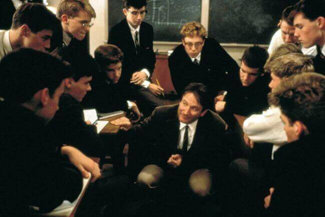 Jóvenes-alumnos-rodeando-a-un-profesor