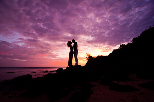 couple s'embrassant dans la nuit