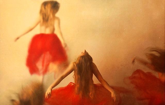 danseuses vetues de robes rouges