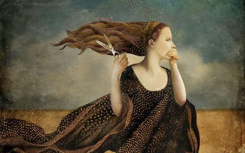 femme avec des ciseaux