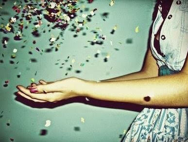 femme avec des confettis