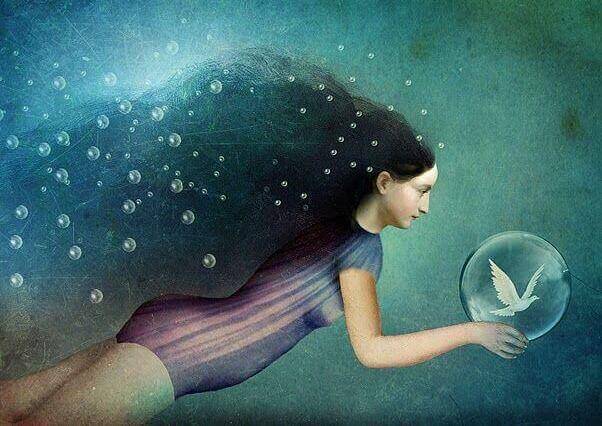 femme dans l'eau avec une bulle